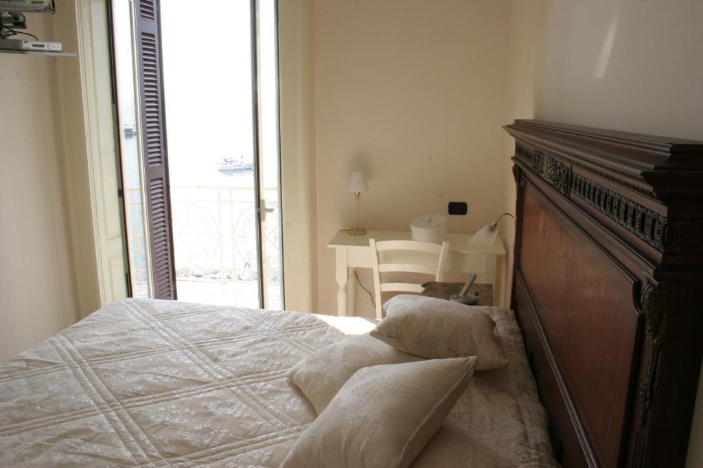 La Dimora Dei Baroni Bed and Breakfast Napels Kamer foto